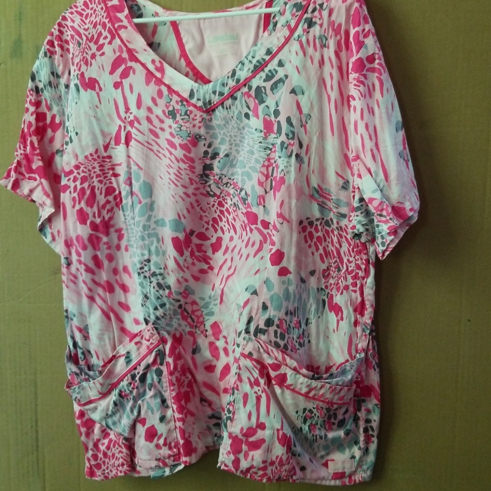 Spotted scrub top